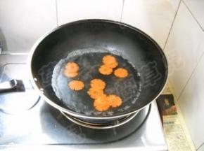 萝卜片入开水焯烫。