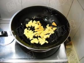 锅中油热，倒入鸡蛋滑散，盛起备用。