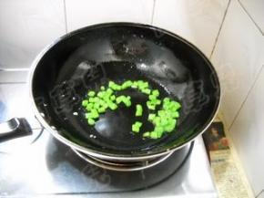 锅中留油，倒入芸豆炒匀。