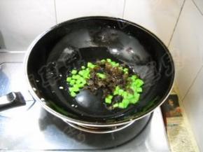 倒入黑木耳，炒匀。