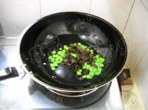 倒入黑木耳，炒匀。