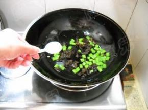 加入食盐，炒匀。