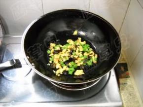 倒入鸡蛋炒匀。