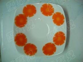 胡萝卜铺在盘中。