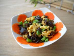 炒好的芸豆鸡蛋盛入盘中即可食用。