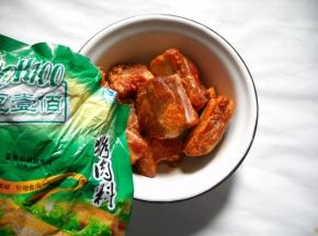 倒入新奥尔良烤肉料拌匀，装入保鲜袋入冰箱腌制一晚上。