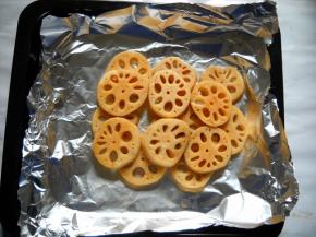 莲藕洗净切片，加入生抽拌匀；
烤盘铺上锡箔纸，铺一层莲藕片。