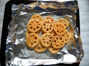 莲藕洗净切片，加入生抽拌匀；
烤盘铺上锡箔纸，铺一层莲藕片。