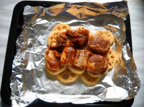 腌制好的排骨放在莲藕上。