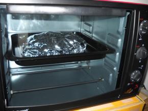 送入烤箱。
烤箱中层220度，烘烤40分钟。