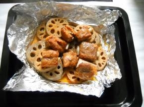 打开锡箔纸，在排骨上刷一层腌制排骨的料汁，敞开锡箔纸烘烤10分钟。