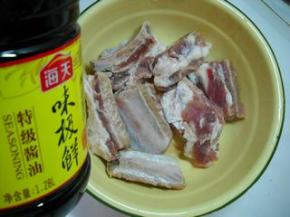 洗净剁小段，加入生抽腌制半小时。