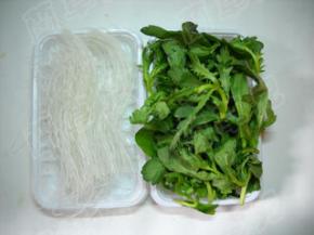 准备好茼蒿和粉丝。