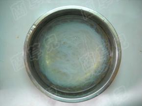 粉丝用温水浸泡。