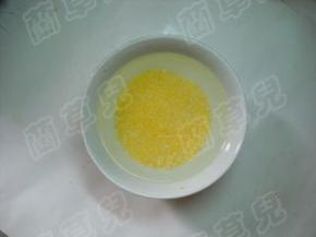 玉米碎清水浸泡。