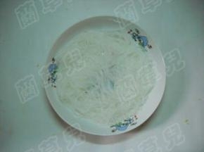粉丝捞起 放入盘中。