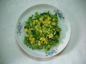 茼蒿放在粉丝上。