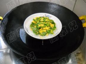 锅中水开，放入茼蒿玉米碎，隔水蒸10分钟。
