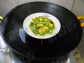 锅中水开，放入茼蒿玉米碎，隔水蒸10分钟。