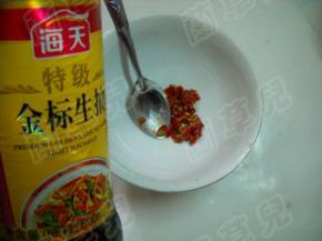 剁椒加入生抽。
