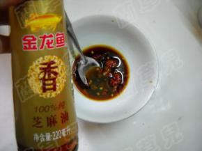 滴入芝麻油，拌匀。