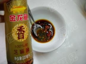 滴入芝麻油，拌匀。