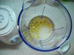 大米和黄豆分数次倒入搅拌机。