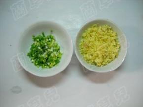 生姜香葱洗净切碎粒。