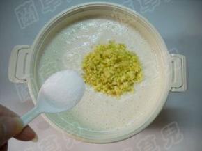 生姜碎倒入米浆中，加入食盐。