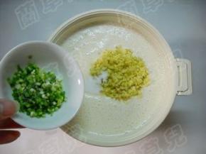 加入香葱，拌匀。