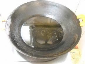 锅中倒入食油，烧至五成热。