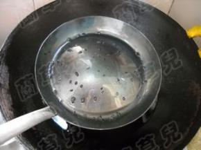 面窝勺放入油中一起升温，勺中油倒净，撒入黑白芝麻。