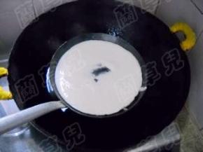 淋入一勺黄豆米浆。