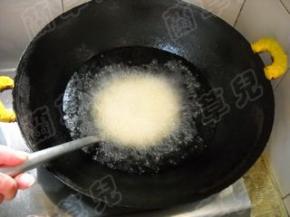 放入热油中，炸制。