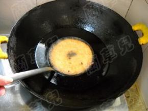 面窝成型，逐渐酥黄且自动脱离面窝勺。