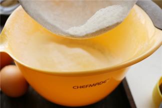 把低粉过筛两次，加入到牛奶玉米油糊里，用手抽不规则搅拌到没有干粉，有小颗粒也没关系。避免别画圈就好。