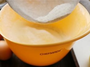 把低粉过筛两次，加入到牛奶玉米油糊里，用手抽不规则搅拌到没有干粉，有小颗粒也没关系。避免别画圈就好。