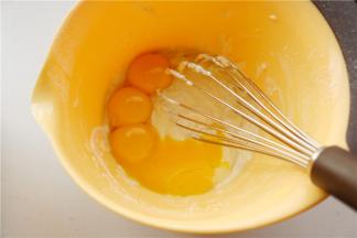 再加入分离好的蛋黄，继续不规则搅拌，之前有的小颗粒很快就消失了。