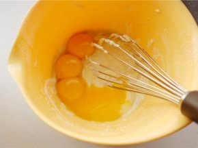 再加入分离好的蛋黄，继续不规则搅拌，之前有的小颗粒很快就消失了。