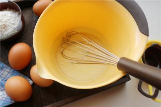 牛奶和玉米油放在打蛋盆里，用手抽搅打，等到牛奶和油完全混合，看不到牛奶就好。