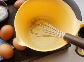 牛奶和玉米油放在打蛋盆里，用手抽搅打，等到牛奶和油完全混合，看不到牛奶就好。