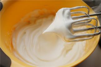 分离后的蛋白，加入几滴柠檬汁和少许盐，用电动打蛋器高速搅打，分三次加入砂糖，第一次是鱼眼泡时加入，第二次是泡泡变细腻后加入，第三次是蛋白霜不再流动后加入。最后蛋白霜打发到硬性发泡状态，有坚挺的小尖角。
