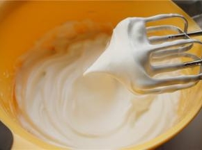 分离后的蛋白，加入几滴柠檬汁和少许盐，用电动打蛋器高速搅打，分三次加入砂糖，第一次是鱼眼泡时加入，第二次是泡泡变细腻后加入，第三次是蛋白霜不再流动后加入。最后蛋白霜打发到硬性发泡状态，有坚挺的小尖角。