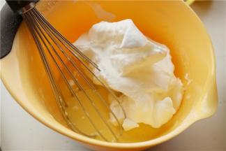 挖三分之一的蛋白霜，加入到蛋黄糊里，翻拌到看不到大块的蛋白。