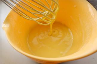 蛋黄糊很细腻，待用。