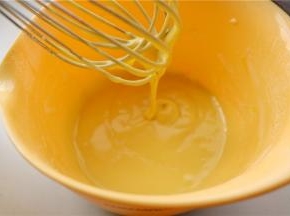 蛋黄糊很细腻，待用。