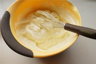 拌好的蛋黄糊，再倒入到剩余的蛋白霜里，继续用手抽搅打到混合均匀。最后再换刮刀兜底翻拌一下，避免底部有蛋白没有搅拌到。