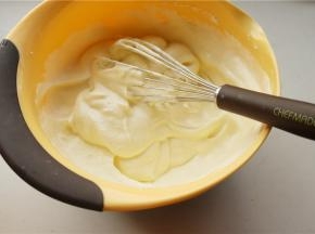 拌好的蛋黄糊，再倒入到剩余的蛋白霜里，继续用手抽搅打到混合均匀。最后再换刮刀兜底翻拌一下，避免底部有蛋白没有搅拌到。