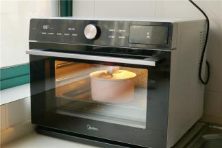 拌好的蛋糕糊倒入学厨日式7寸烟囱模具里面，有大拇指按住烟囱，略微用力震几下，震出大气泡。
美的蒸烤箱选择石窖烘烤功能，先预热到160度，蛋糕放下层，烤32分钟，最后蛋糕微微收平的时候就拿出来了。