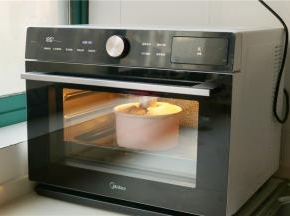 拌好的蛋糕糊倒入学厨日式7寸烟囱模具里面，有大拇指按住烟囱，略微用力震几下，震出大气泡。
美的蒸烤箱选择石窖烘烤功能，先预热到160度，蛋糕放下层，烤32分钟，最后蛋糕微微收平的时候就拿出来了。